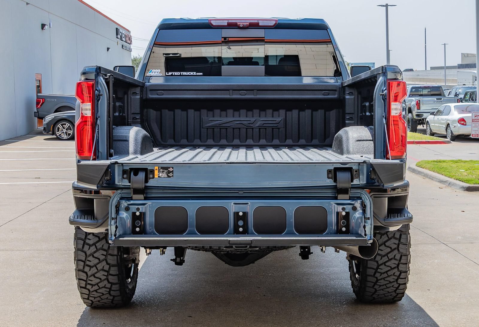 Used 2024 Chevrolet Silverado 2500 ZR2 w/ Technology Package AWD/4WD image 9