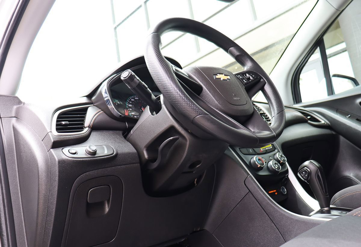 Used 2020 Chevrolet Trax LS FWD image 40