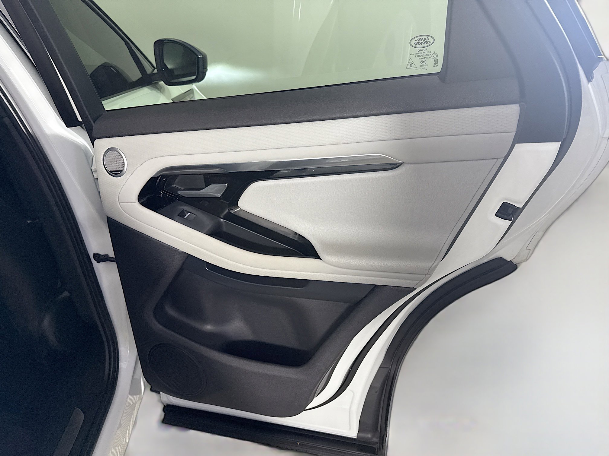 Used 2020 Land Rover Range Rover Evoque R-Dynamic S image 27