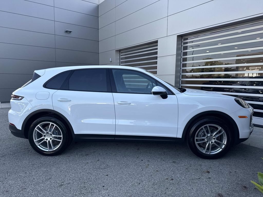 Used 2024 Porsche Cayenne w/ Premium Package AWD/4WD image 8