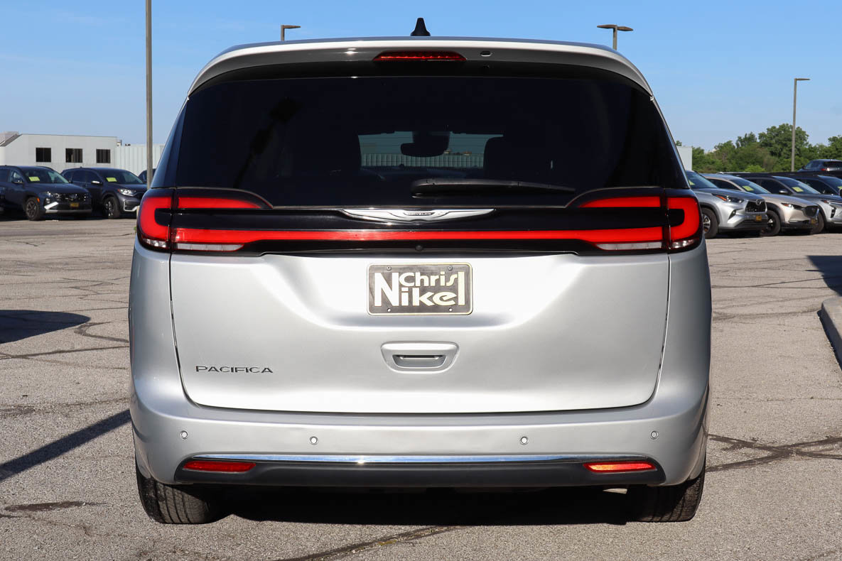Used 2023 Chrysler Pacifica Touring-L FWD image 5