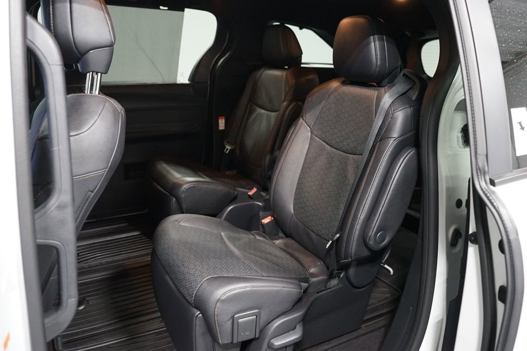 Used 2025 Toyota Sienna Limited image 30
