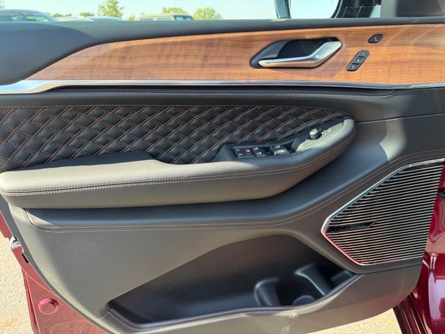 New 2025 Jeep Grand Cherokee Summit image 9