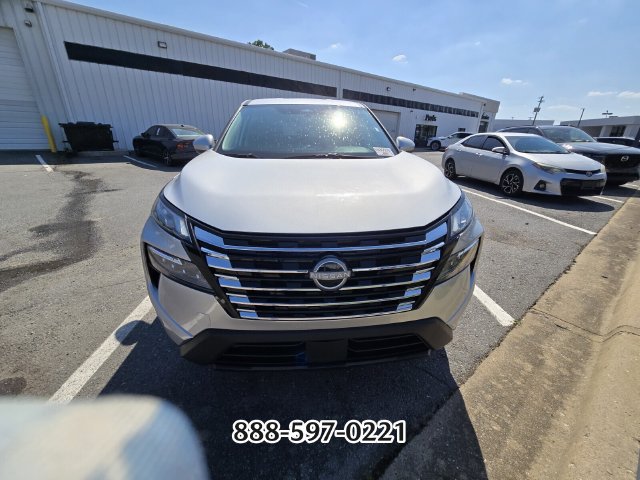 Used 2025 Nissan Rogue SV FWD image 8