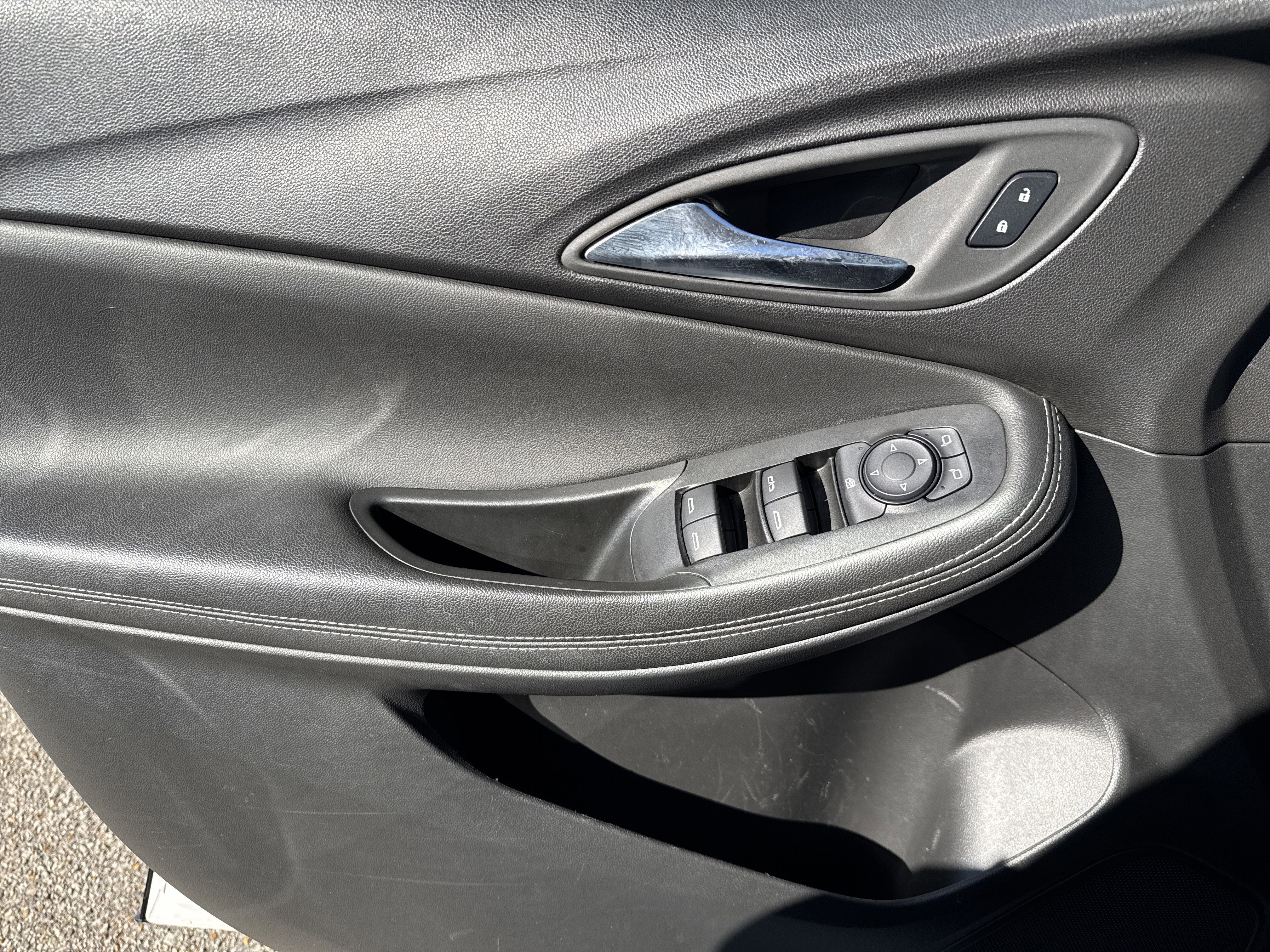 Used 2024 Buick Encore GX Sport Touring image 9