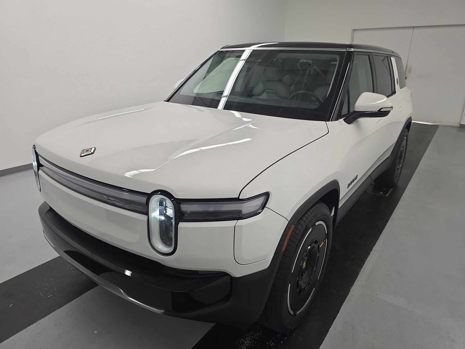 Used 2025 Rivian R1S Adventure AWD/4WD image 1