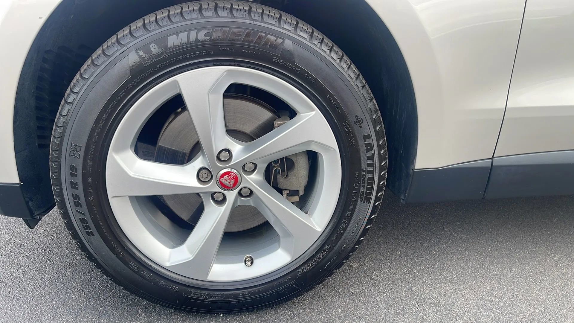 Used 2017 Jaguar F-PACE Premium image 8