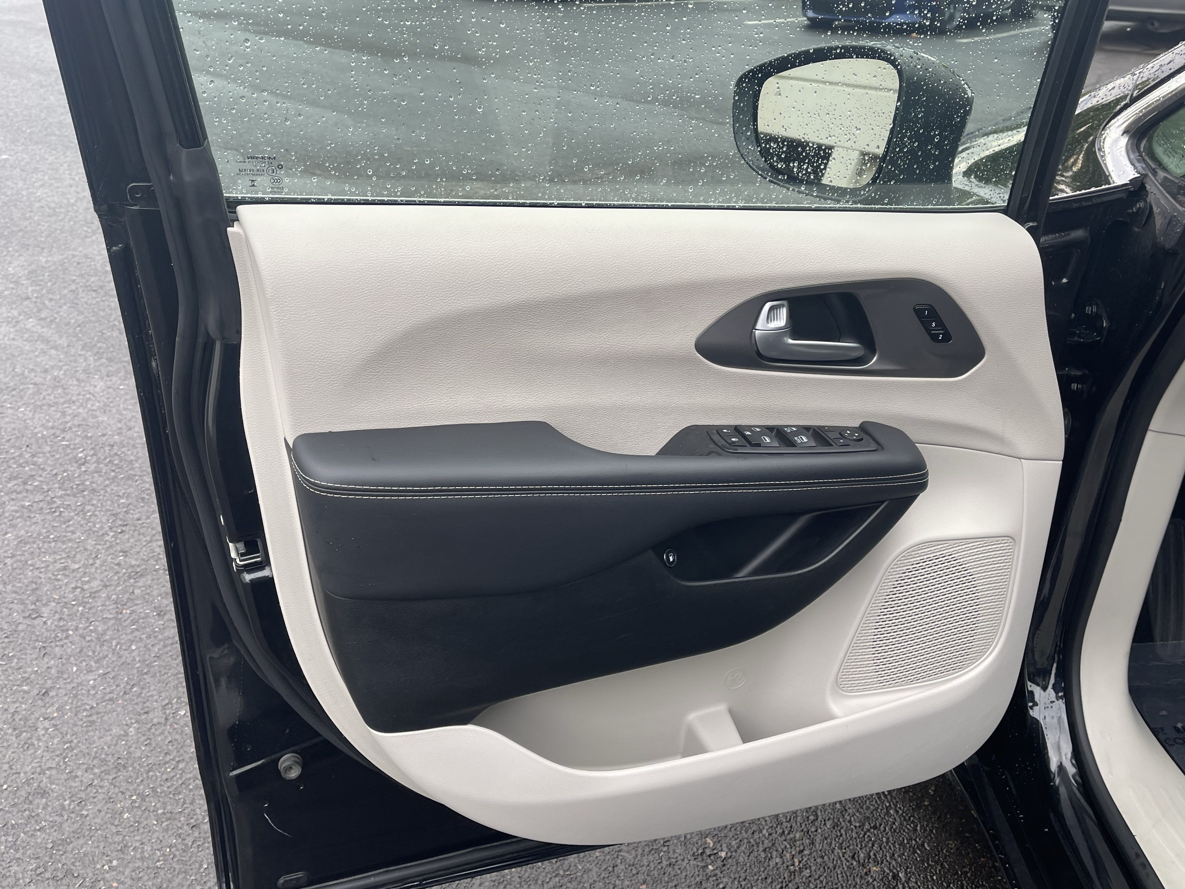 Used 2023 Chrysler Pacifica Touring-L FWD image 17