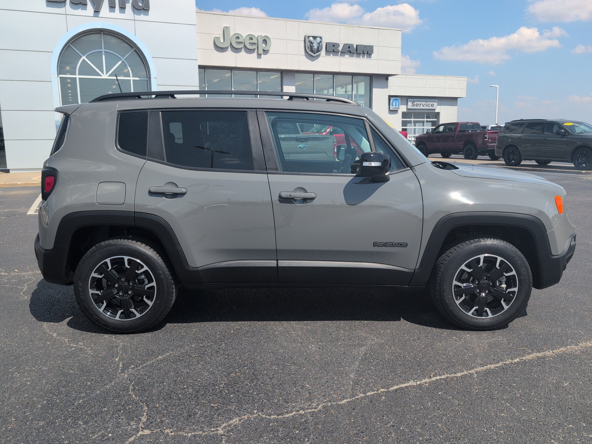 Used 2023 Jeep Renegade Latitude AWD/4WD image 8