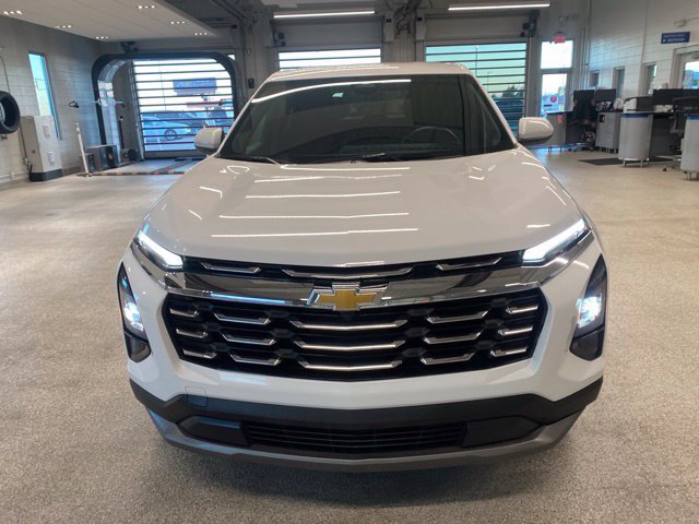 Used 2025 Chevrolet Equinox LT AWD/4WD image 2