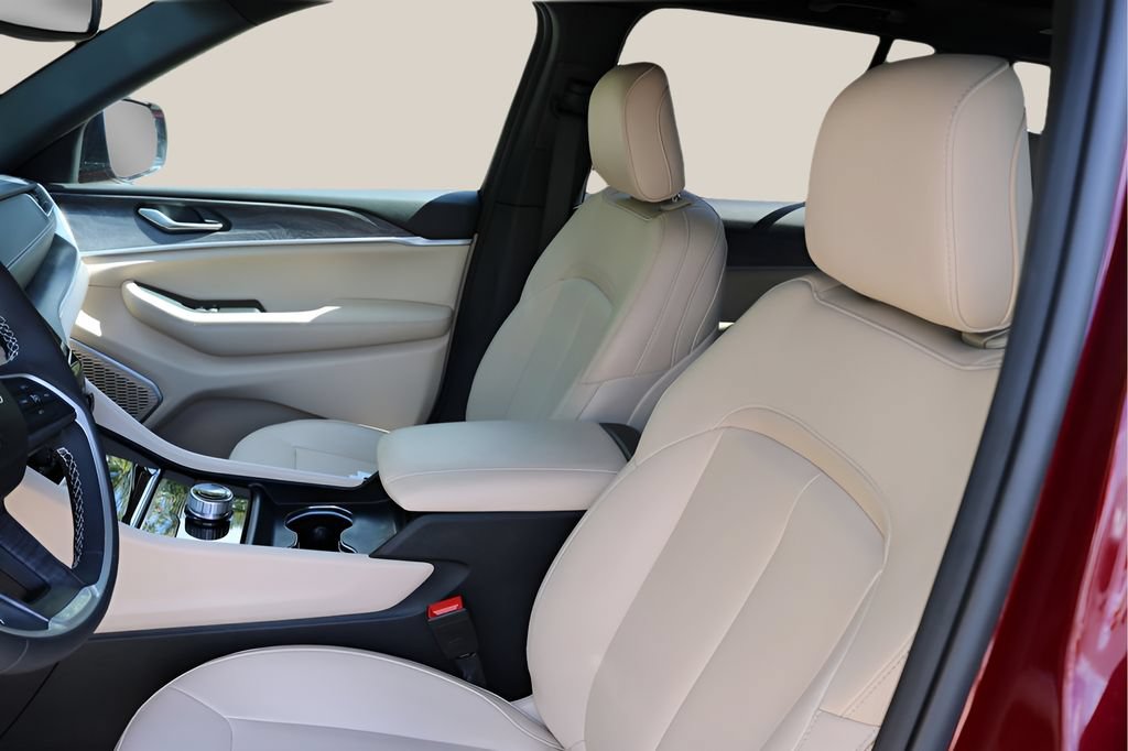 Used 2023 Jeep Grand Cherokee Limited RWD image 12
