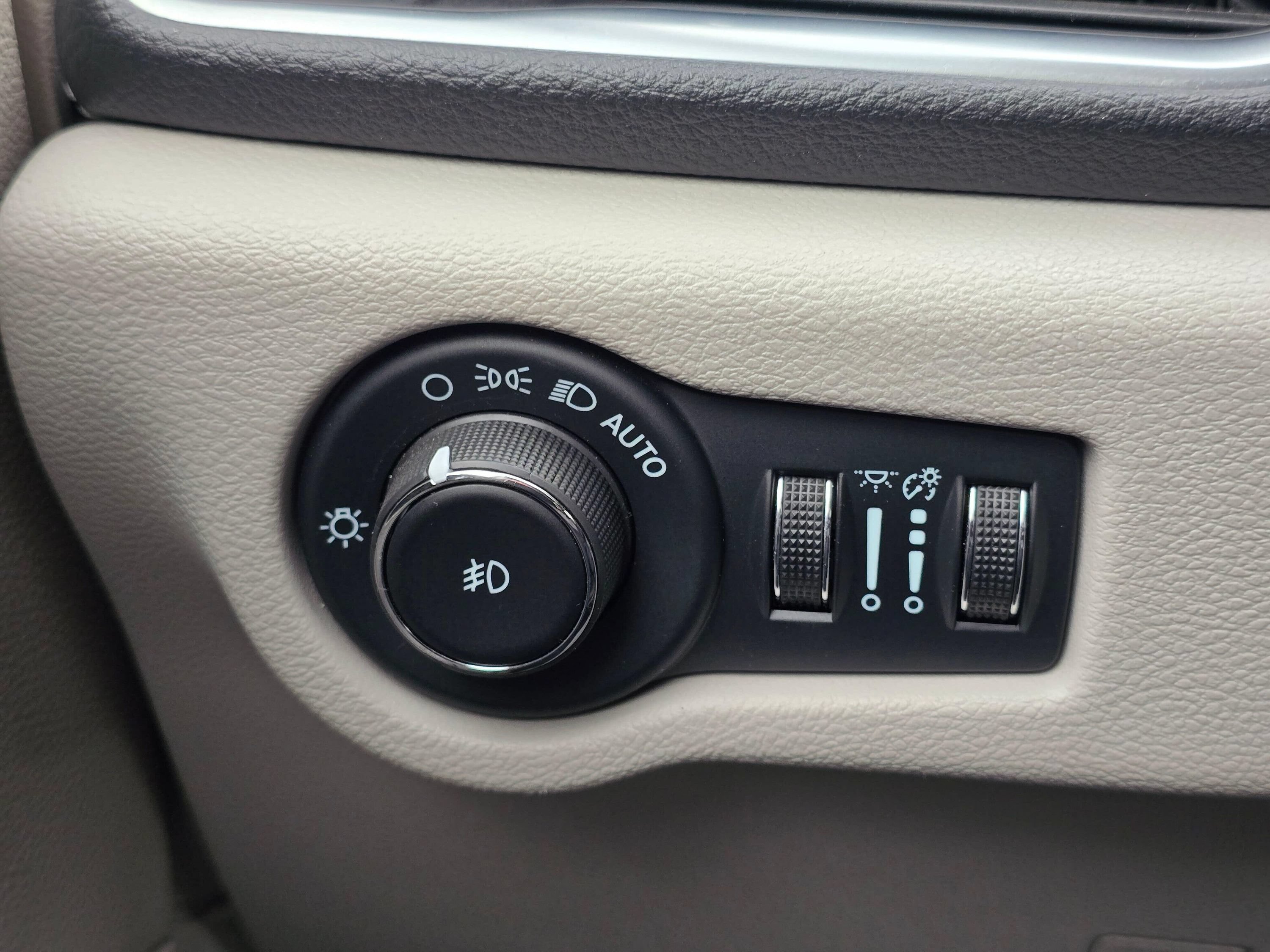 Used 2022 Chrysler Pacifica Limited FWD image 35
