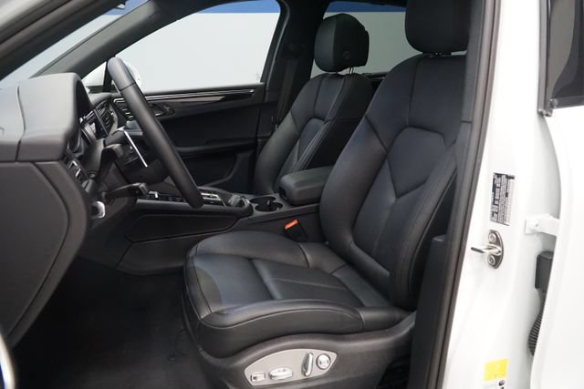 Certified 2026 Porsche Macan Turbo AWD/4WD image 5