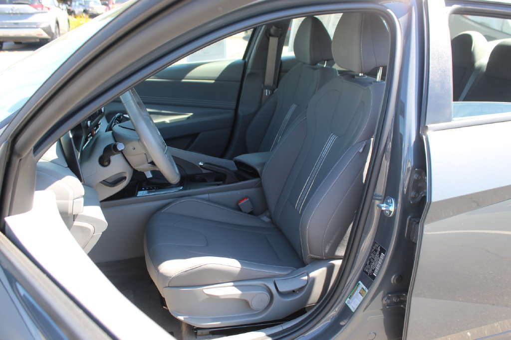Used 2025 Hyundai Elantra Sport FWD image 12
