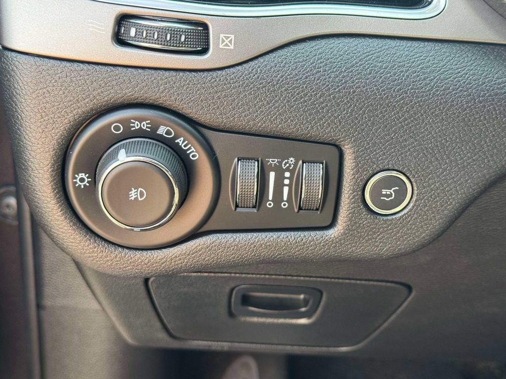Used 2021 Jeep Cherokee Limited w/ Elite Package AWD/4WD image 20