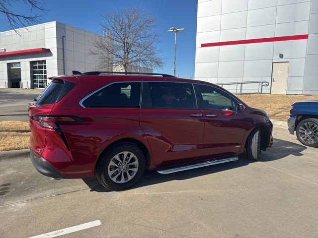 Used 2021 Toyota Sienna XLE image 3