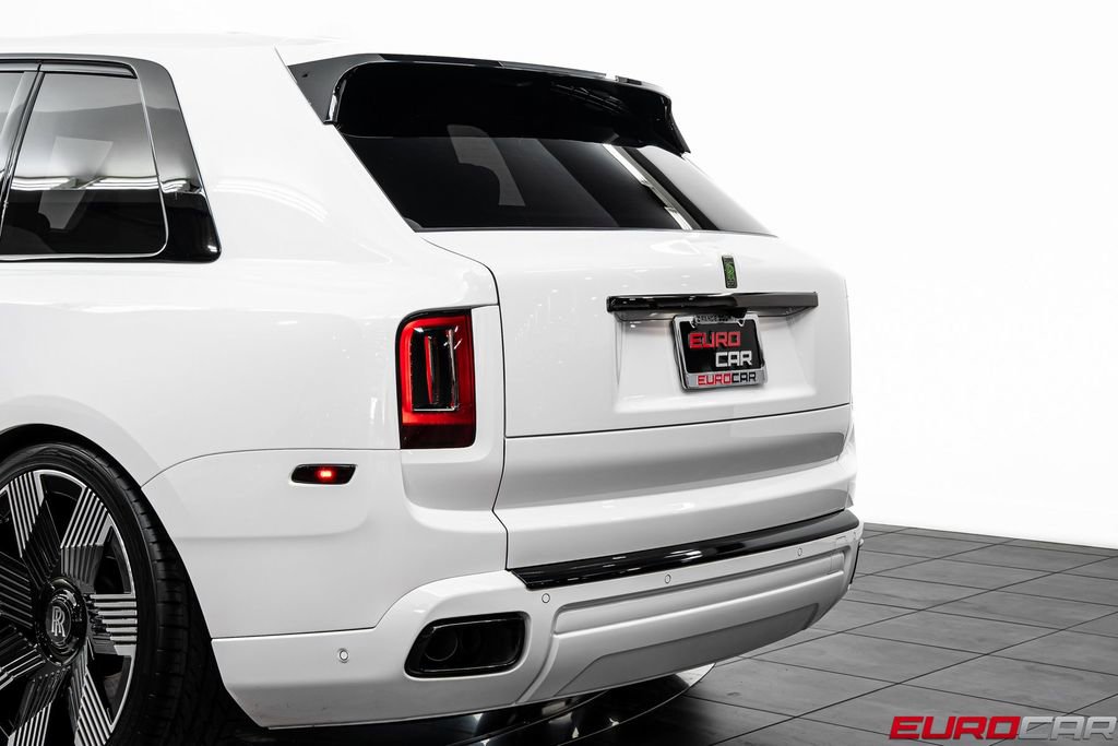 Used 2020 Rolls-Royce Cullinan Black Badge image 16