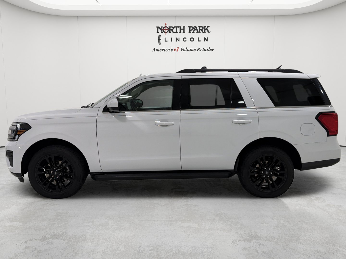 Used 2022 Ford Expedition XLT RWD image 2