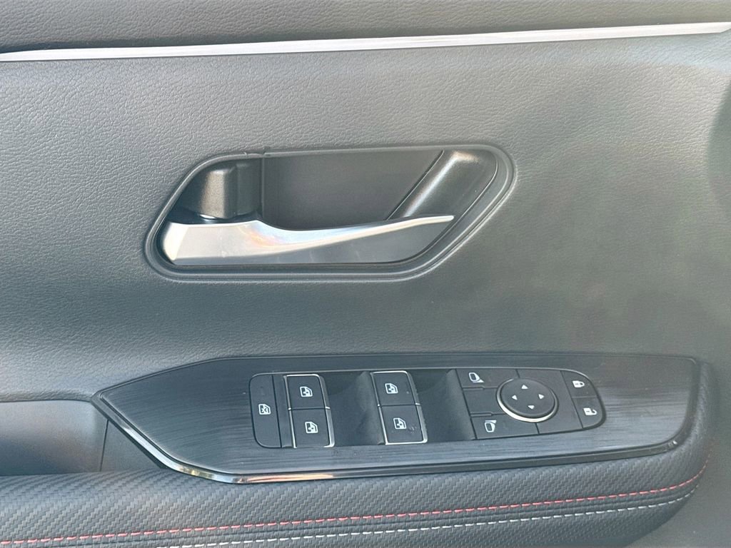 Used 2025 Nissan Kicks SR image 16