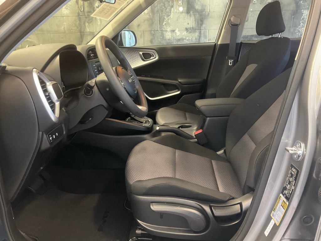 Used 2025 Kia Soul LX FWD image 13