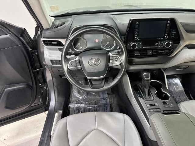 Used 2022 Toyota Highlander XLE AWD/4WD image 18
