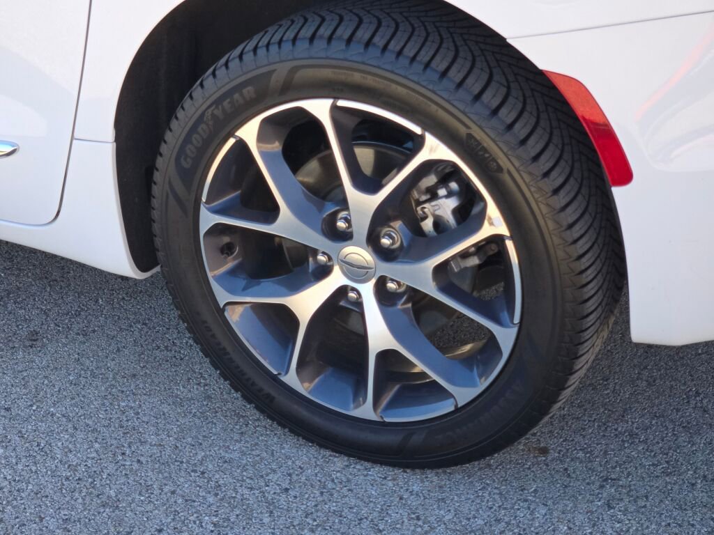 Used 2021 Chrysler Pacifica Limited w/ Uconnect Theater Family Group image 17