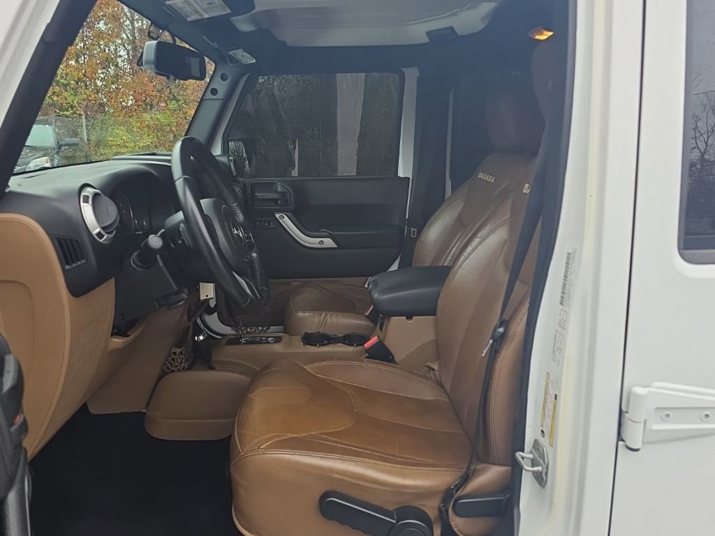 Used 2014 Jeep Wrangler Unlimited Sahara w/ Connectivity Group image 14