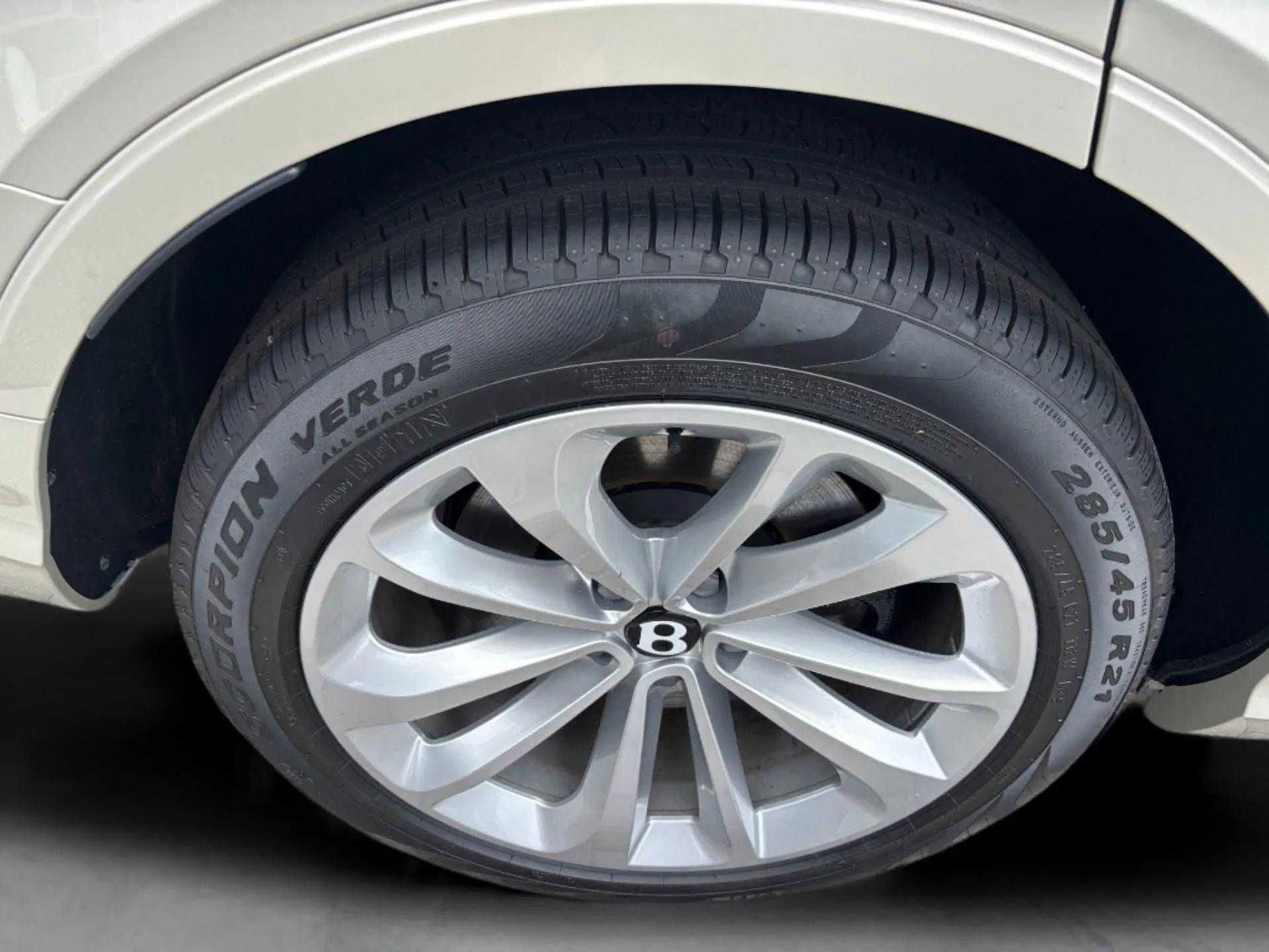 New 2025 Bentley Bentayga Extended Wheelbase image 17