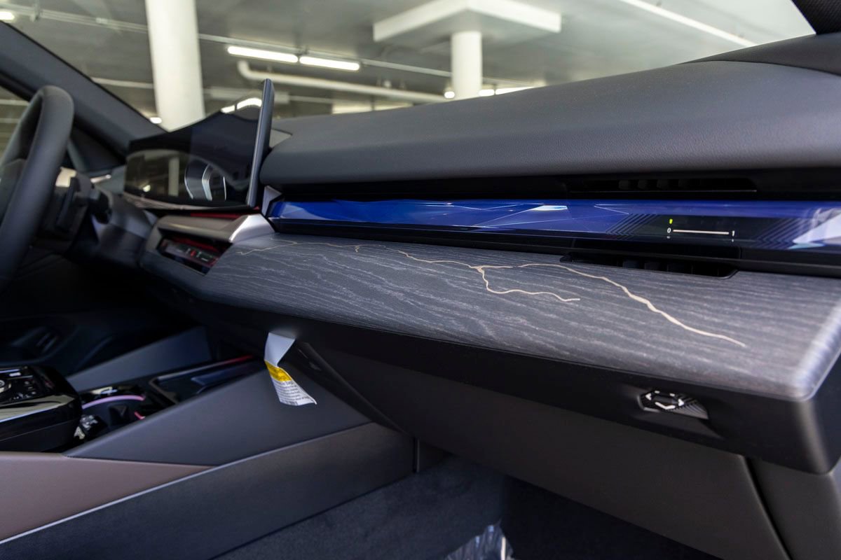 New 2026 BMW 550e xDrive w/ Premium Package AWD/4WD image 33