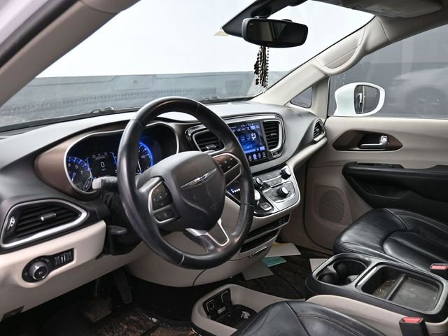 Used 2017 Chrysler Pacifica Touring-L w/ Tire & Wheel Group image 14