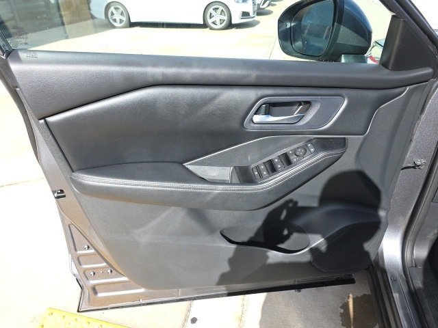 Used 2025 Nissan Rogue SV image 11