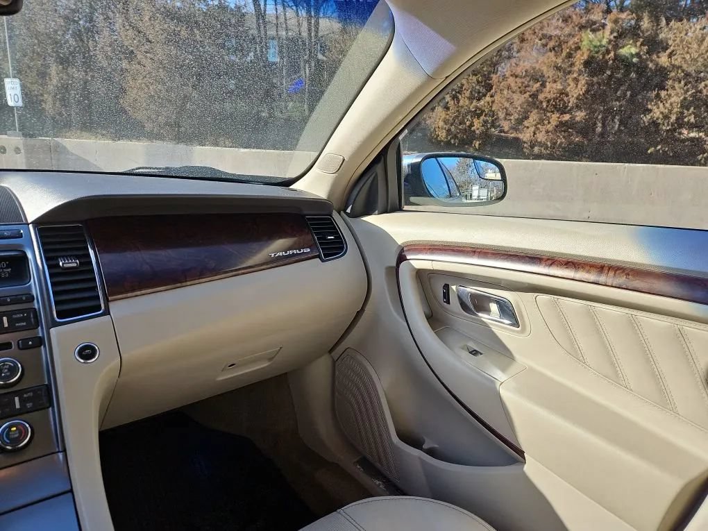 Used 2012 Ford Taurus Limited FWD image 15