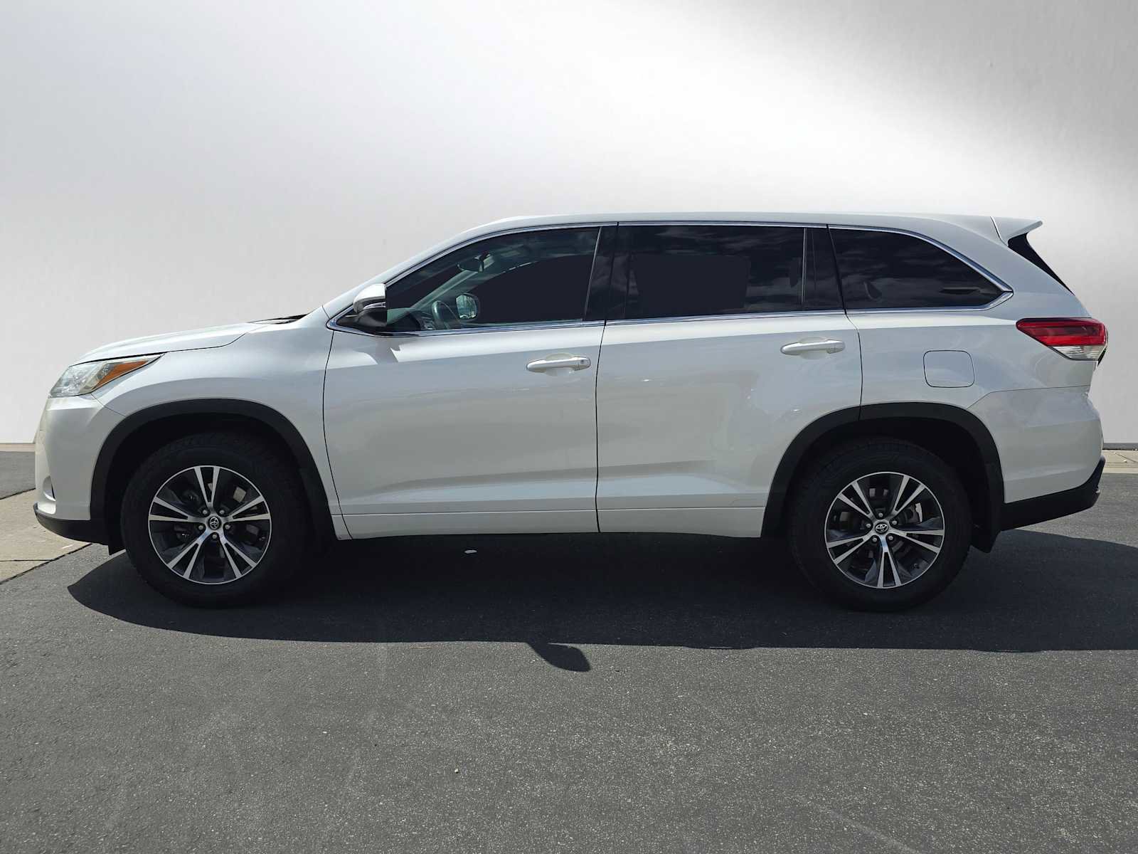 Used 2017 Toyota Highlander LE FWD image 6
