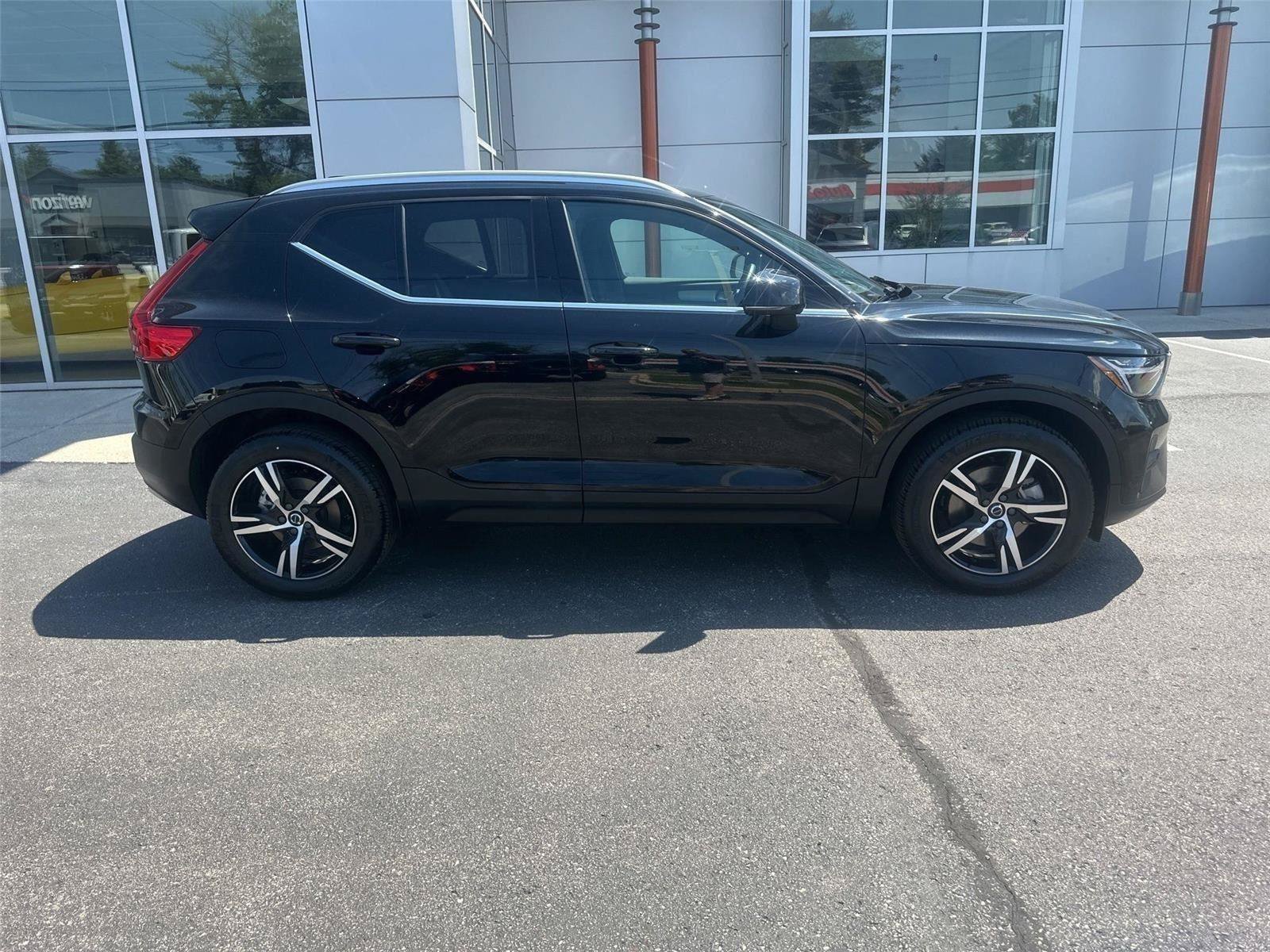 Used 2025 Volvo XC40 B5 Core AWD/4WD video 2