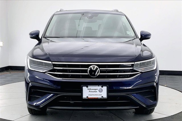 Used 2023 Volkswagen Tiguan SE w/ Panoramic Sunroof Package image 3