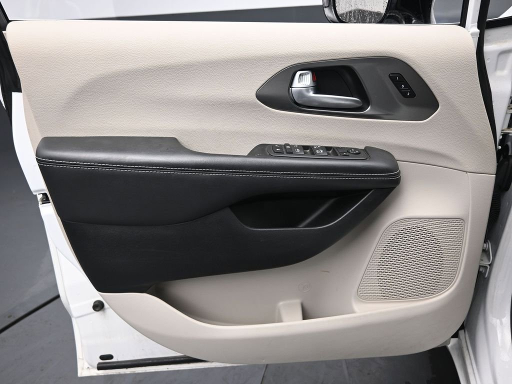 Used 2024 Chrysler Pacifica Touring-L FWD image 23