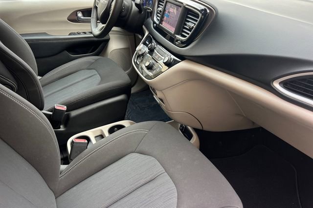 Used 2023 Chrysler Voyager LX image 21
