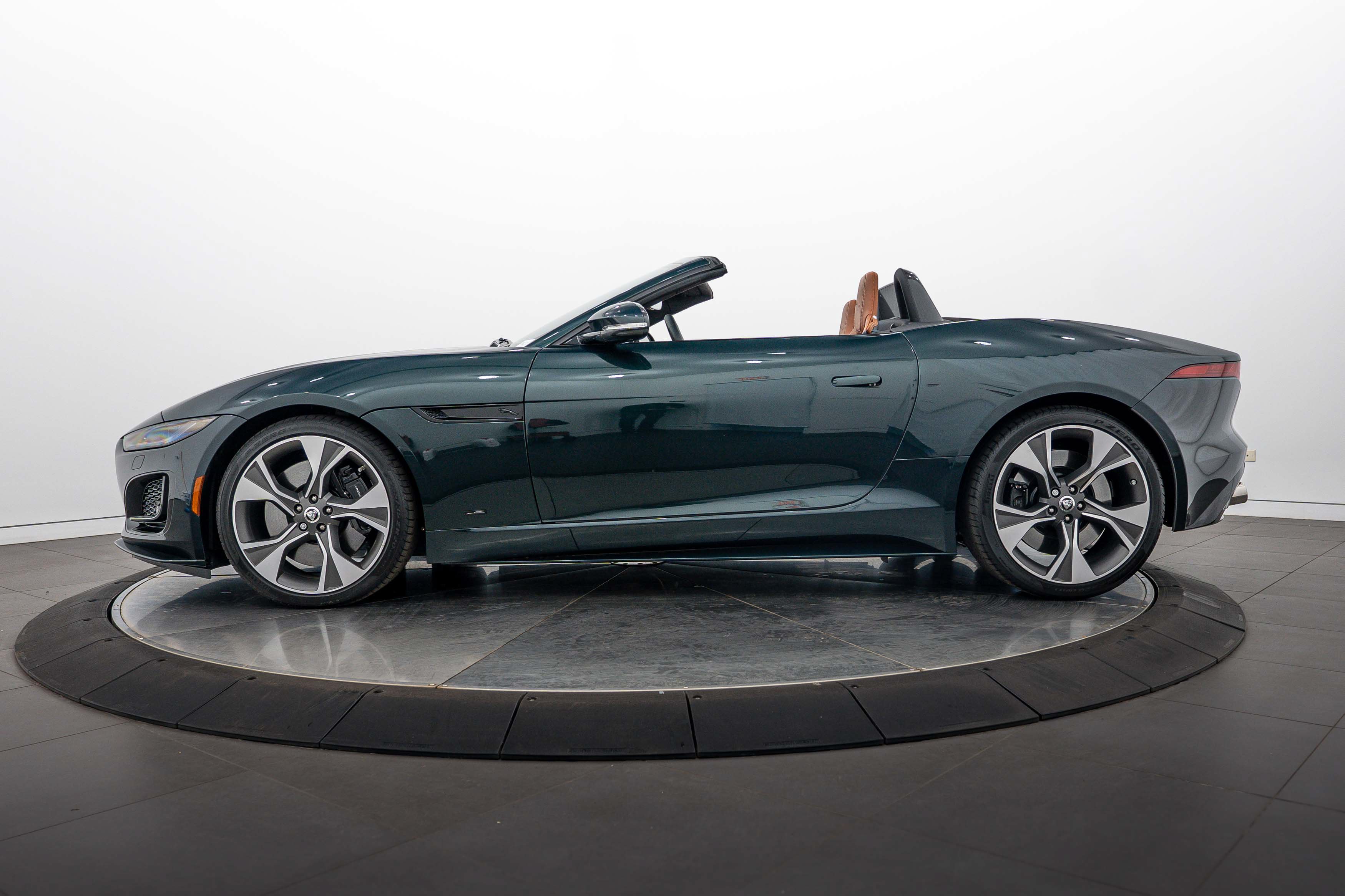 Used 2024 Jaguar F-TYPE Convertible AWD image 2