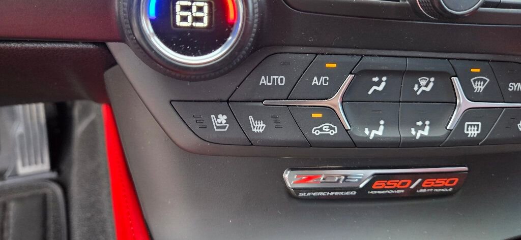 Used 2015 Chevrolet Corvette Z06 w/ 3LZ Preferred Equipment Group image 19