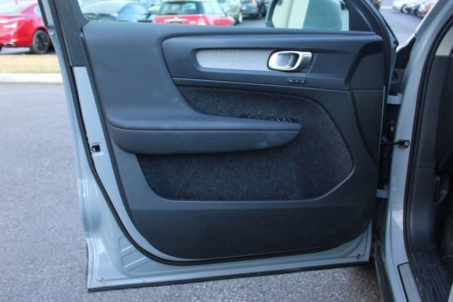 Used 2025 Volvo XC40 B5 Plus image 10