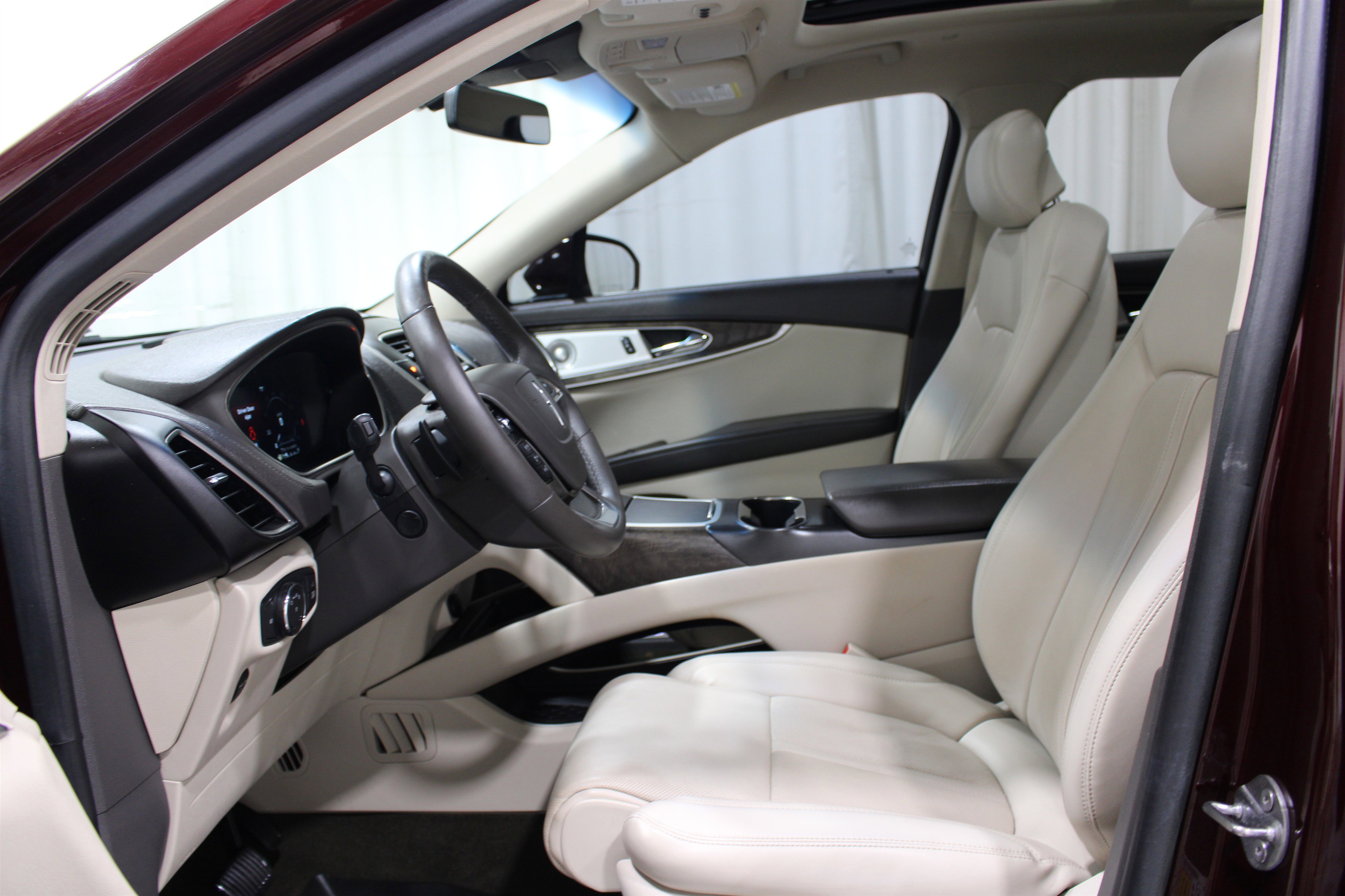 Used 2019 Lincoln Nautilus Reserve w/ Ultimate Package AWD/4WD image 3