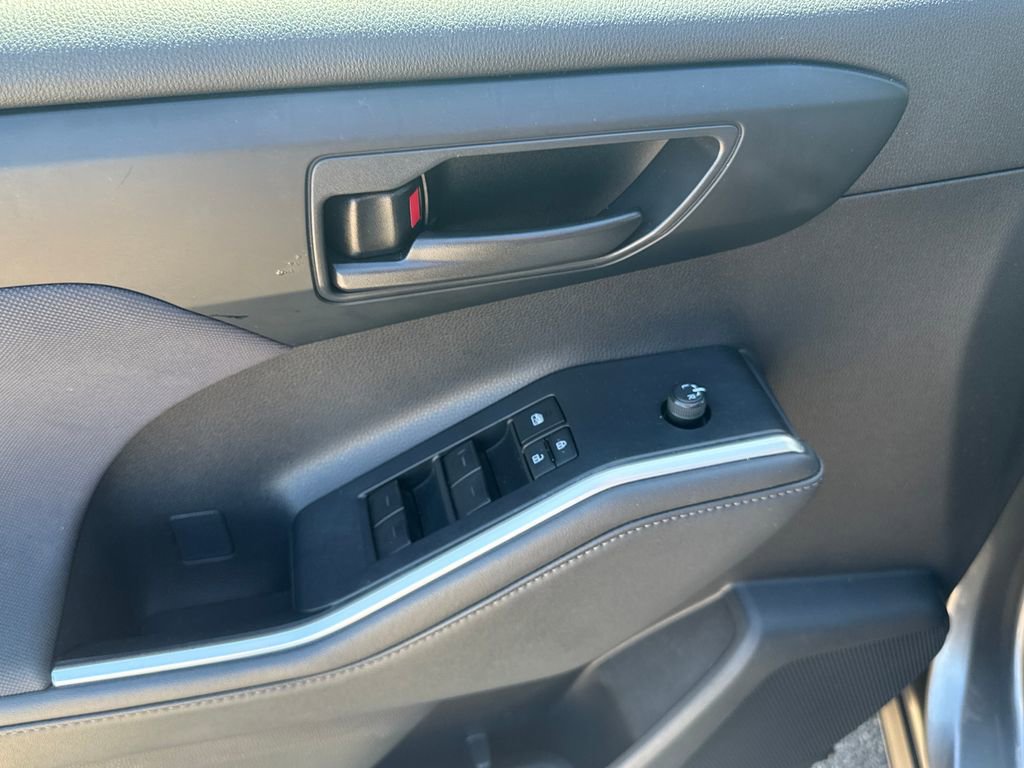 Used 2022 Toyota Highlander LE AWD/4WD image 34