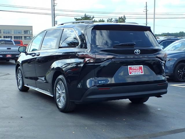 Certified 2026 Toyota Sienna XLE FWD image 6