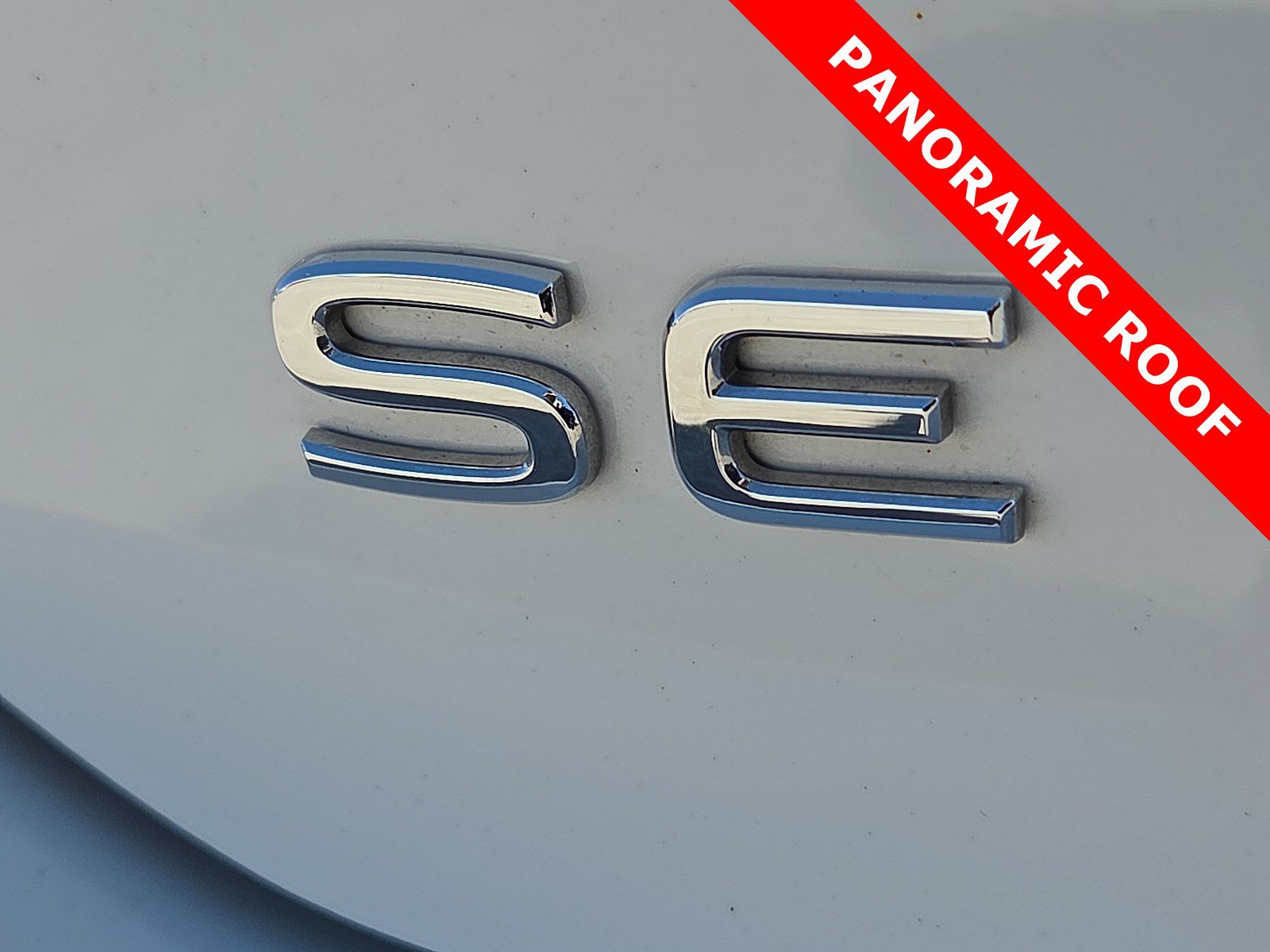 Used 2023 Volkswagen Taos SE w/ Panoramic Sunroof Package FWD image 8