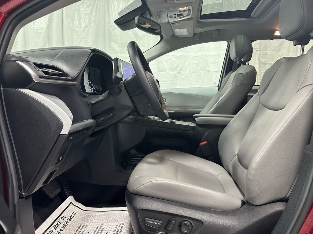 Used 2025 Toyota Sienna XLE image 14