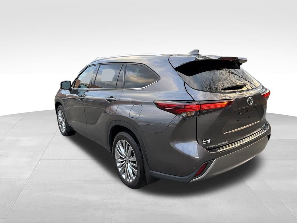 Used 2024 Toyota Highlander Platinum image 3