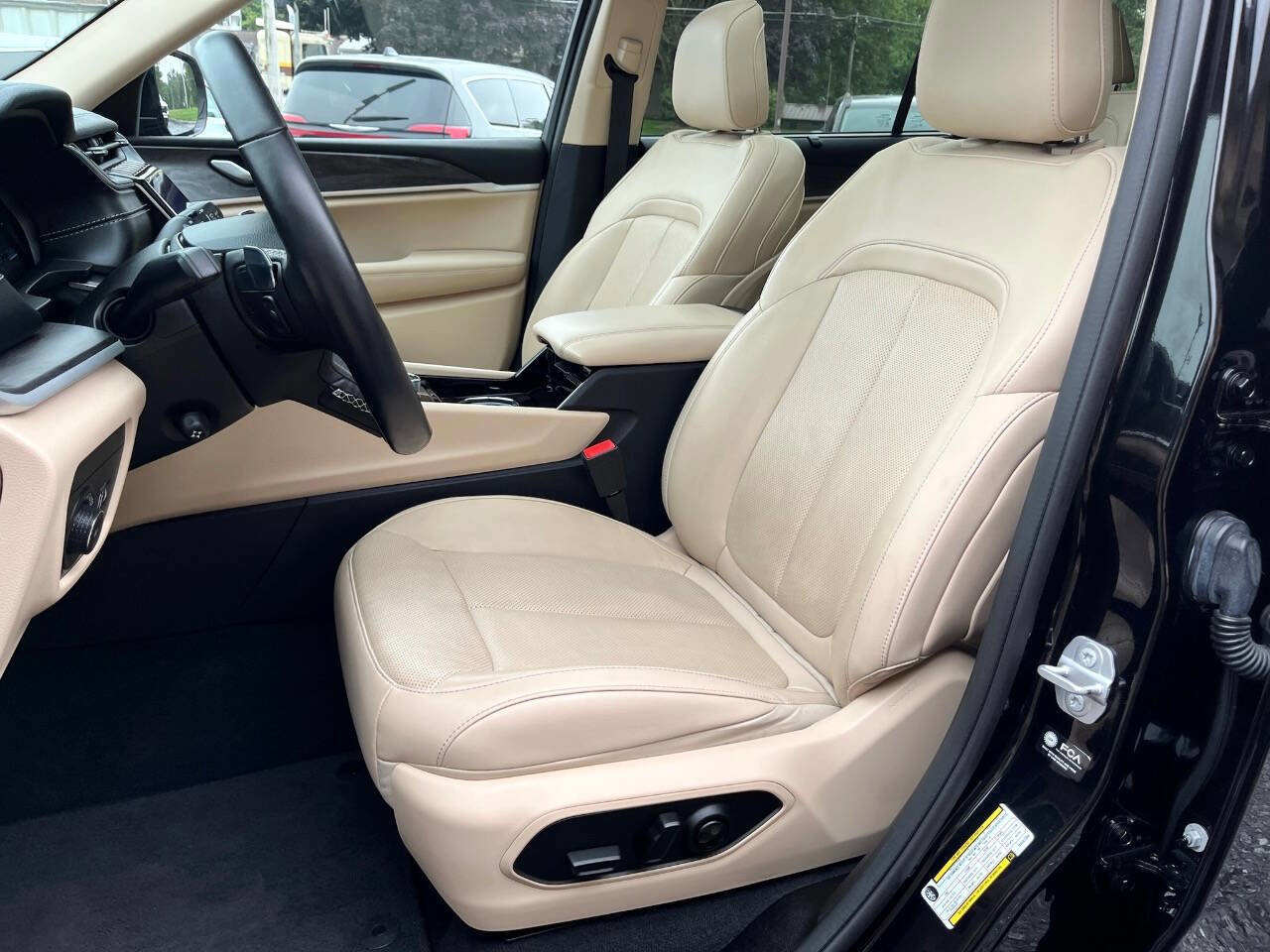 Used 2022 Jeep Grand Cherokee L Limited w/ Luxury Tech Group II image 8