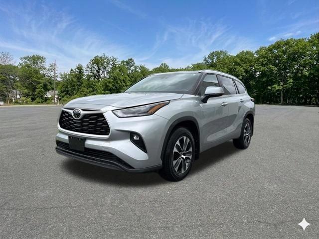 Used 2025 Toyota Highlander XLE AWD/4WD image 4
