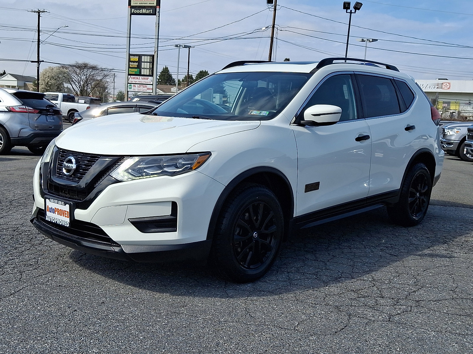 Used 2017 Nissan Rogue SV image 3
