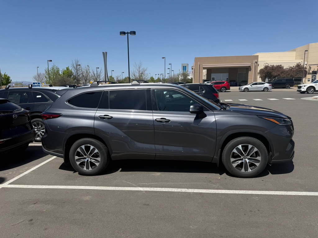 Used 2021 Toyota Highlander XLE image 3